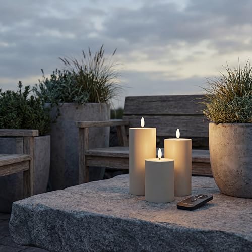 Nordic Flame LED Kerzen Set 3er-Set mit Fernbedienung – Wetterfeste LED Stumpenkerzen für Außenbereich – Timer 2/4/6/8 Std – Sandfarben
