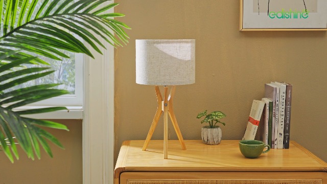 organische stijl tafellamp donkerbruin hout met beige linnen kap organische stijl tafellamp donkerbruin hout met beige linnen kap