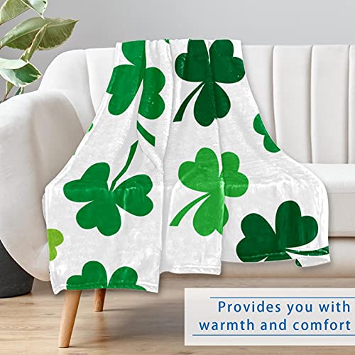 Couverture douce motif trèfles pour réchauffer vos soirées