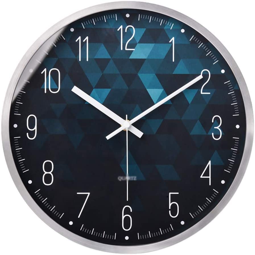 Horloge murale silencieuse argentée avec mouvement quartz pour un intérieur zen