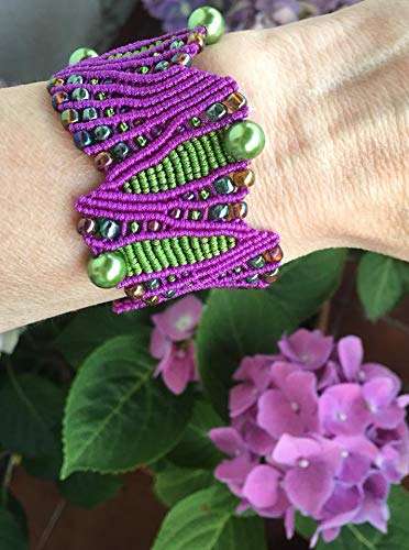 Pulsera macramé hecha a mano con hilo púrpura y verde Cierra con dos botones de nacar. Mide aprox. 16,5 cm. de largo