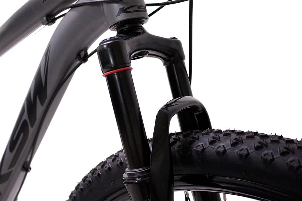 Close-up da bicicleta com fundo branco.