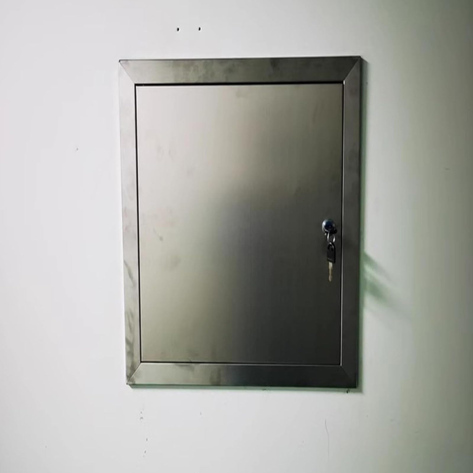 Trappe d'inspection pour sol et mur pour rénover une salle de bain