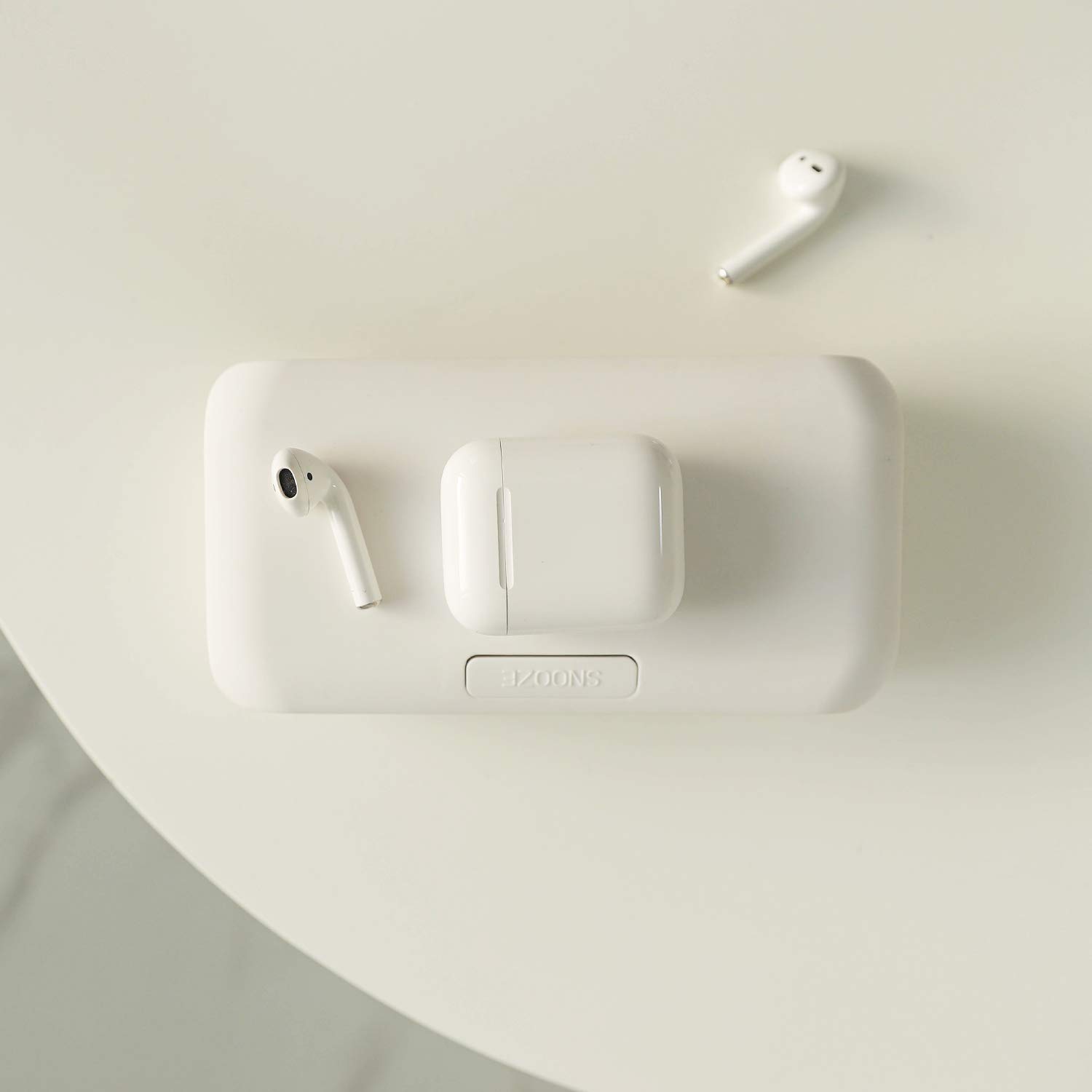 mooas Qi Wireless Charging Slim Mirror Orologio da scrivania (bianco), sveglia digitale compatta con porta USB, caricabatterie wireless per iPhone 8/8+/XS/XR/11/11Pro, Airpods, Samsung Galaxy
