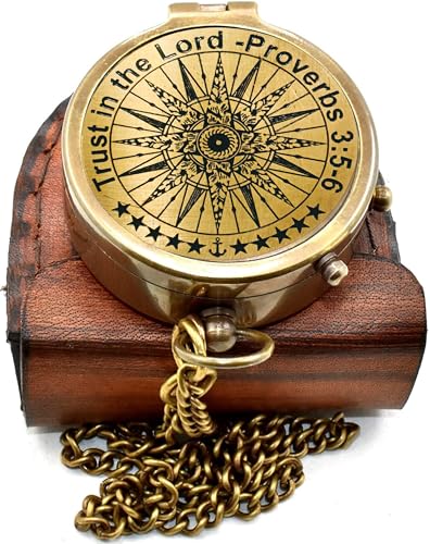 Brújula vintage de latón con cadena y estuche de cuero grabada con diseño inspirador miniatura 1