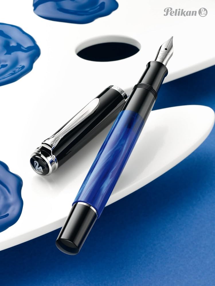 Pelikan 801904 - Penna Stilografica Linea M205 Classic, Blu Marmorizzato/Nero, Dettagli Argento Silver, Pennino in Acciaio Inossidabile, Dimensione EF, in confezione regalo