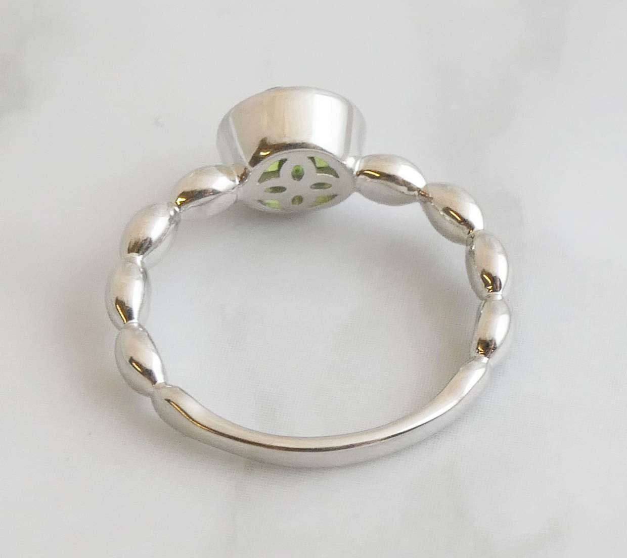 Anillo de plata esterlina con piedras preciosas de peridoto