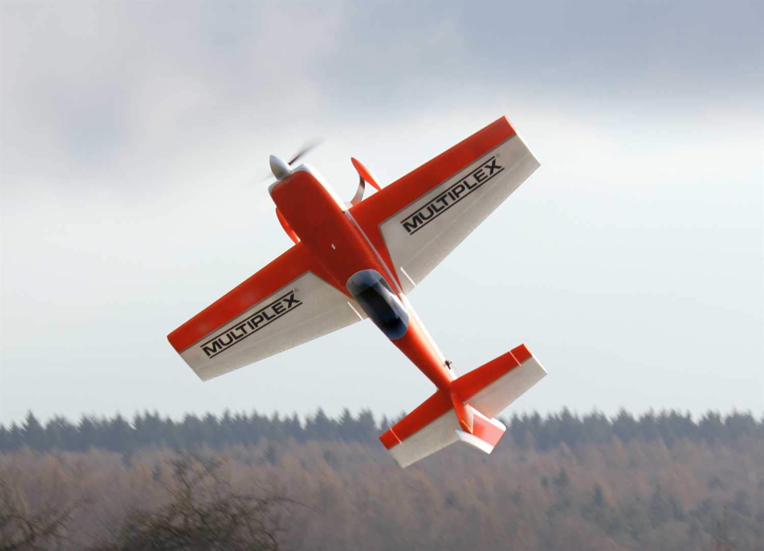 MULTIPLEX EXTRA 300S RR 100% FERTIG GEBAUT MIT ANTRIEB UND SERVOS, AUS ELAPOR