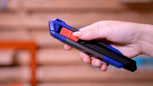 WORKPRO 18mm Retractable Utility Knife with 10-Piece SK5 Blades