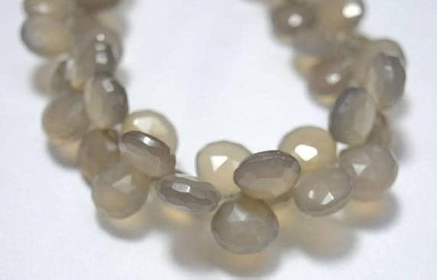 Perles calcédoine grise cœur facetté 11 mm, parfaites pour fabriquer un cadeau de Saint-Valentin