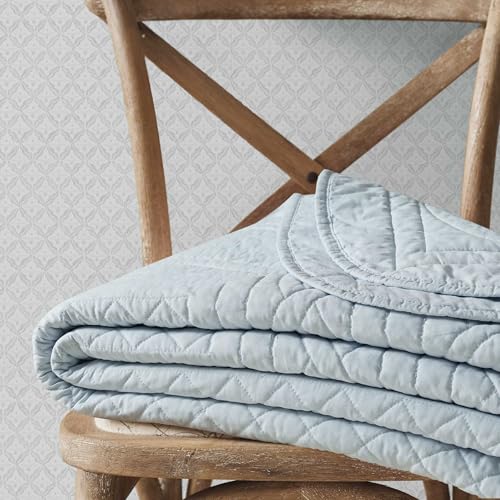 Image of Martha Stewart - Queen Size Quilt Set, Soft & Breathable Cotton Percale Quilted Bedding with Matching Pillowcases, Scalloped Edge Bed Set, Vintage Scallop Blue