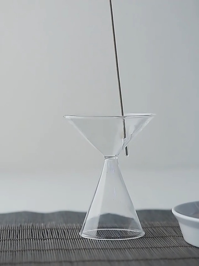 Amazon｜お香立て 灰がこぼれない 透明なガラス 香炉 砂時計型 イン