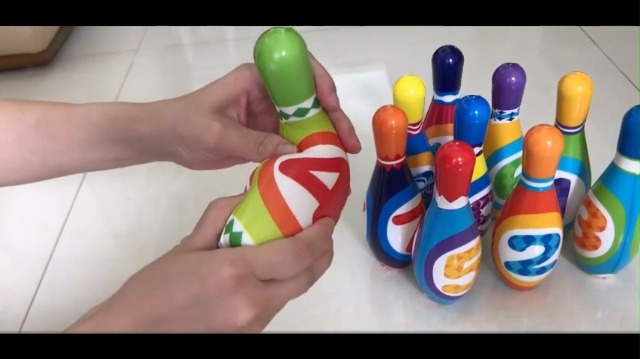 JIAMIAN Mini Bowling Enfant – Set De Quilles Avec 2 Balles – Jeu Intérieur/Extérieur – Cadeau Éducatif Et Ludique
