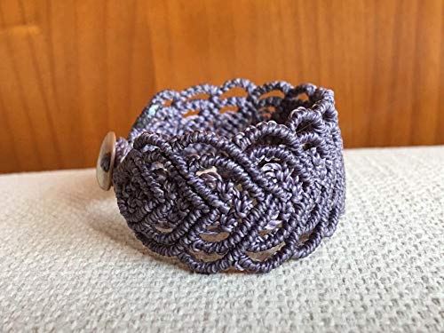 Pulsera macrame corazones lila oscuro hecha a mano con hilo encerado Mide aprox. 17 cm. de largo y 3 cm. de ancho .Cierra con botón