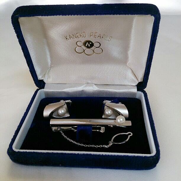 Amazon.co.jp: 本真珠のネクタイピンとカフスボタンのセット。『KANEKO