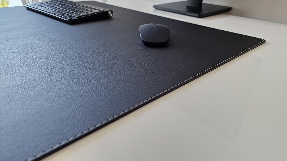 Gewinkelte Schreibtischunterlage mit Kantenschutz sanft lux Leder 90 x 47 Schwarz Silbergraue Naht