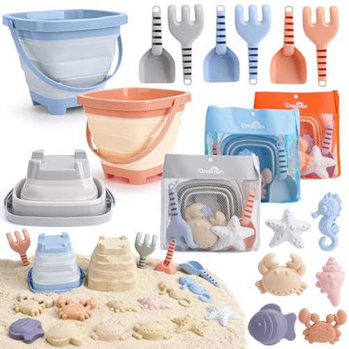 Dreamon Jouets de Plage pour Enfants, 18 Pièces Jouets de Sable avec Seau Plage Pliable, Moules à Sable, Râteau, Pelle et Sac de Plage (Bleu, Orange, Gris)