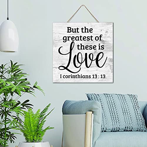 Plaque murale en bois durable But The Greatest of These Is Love, finition rustique soignée