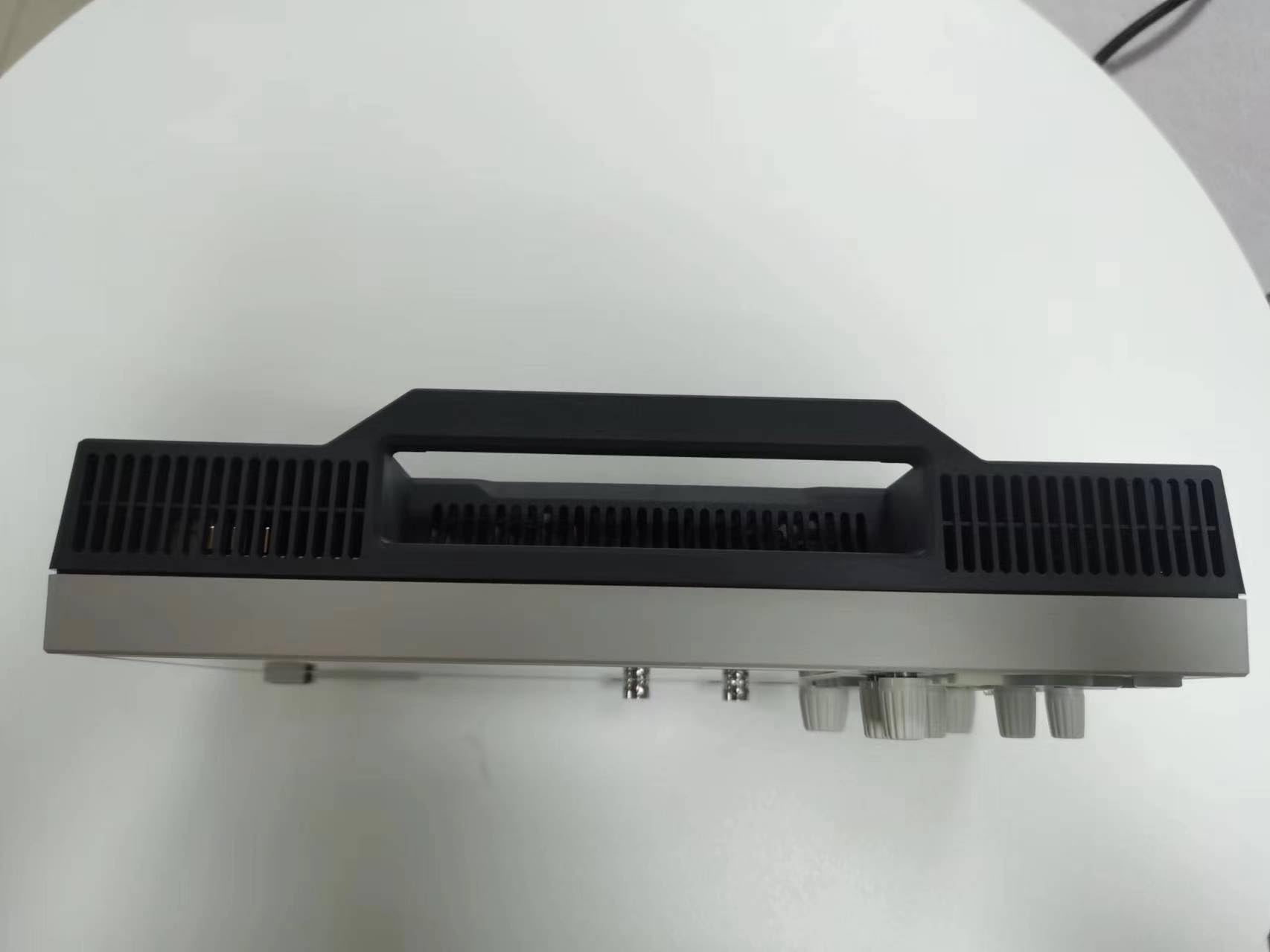 Oscilloscopio a 4 canali con larghezza di banda 70 MHz, frequenza di campionamento 1.25 GSa/s, convertitore A/D a 12 bit, profondità di memoria 25 Mpts e display touch da 17 (DHO804)