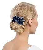 Blüten aus dunkelblauem Stoff mit helleren Rändern