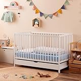 💕 Nachhaltiges Glück: Das FINN Babybett 70x140 mit Bettkasten wird aus robustem europäischen Buchenholz gefertigt. Diese Entscheidung sorgt für kurze Transportwege und hohe Qualitätsstandards. Auch die passende Babymatratze 70 x 140 cm wird in der EU aus geprüften Materialien hergestellt.