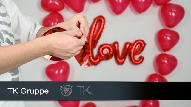 HOWAF Kit San Valentino, 11 Palloncini Cuore Rosso Palloncini Love, 14 Ghirlande Cuore, 500 petali di rosa finti per Romantico Addobbi San Valentino Decorazioni Matrimoni