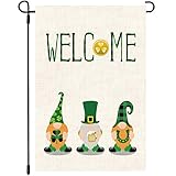 Präsentieren Sie Ihren Garten in Grün: Machen Sie sich bereit für St. Patrick 's Day mit unseren originellen und einzigartigen Gartenflaggen. Die wunderschön detaillierte dekorative Flagge sorgt für ein zeitloses Aussehen Ihres Zuhauses und bietet Ihren Besuchern auf unverwechselbare Weise. Es wird definitiv die Blicke Ihrer Nachbarn und Besucher auf sich ziehen und schafft einen wunderbaren Look für Ihren Garten, Hof, Balkon und Terrasse.