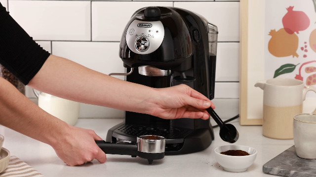 Macchina Caffè Espresso Manuale De'Longhi EC201.CD.B - Per Caffè In Polvere E Cialde E.S.E., Cappuccino System, 15 Bar, Serbatoio 1.1L