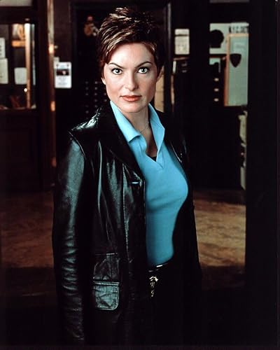 Posterazzi Mariska Hargitay En Chaqueta De Cuero Para La Ley Y El Orden Svu Photo Print (16 x 20) - Artículo # MVM00313