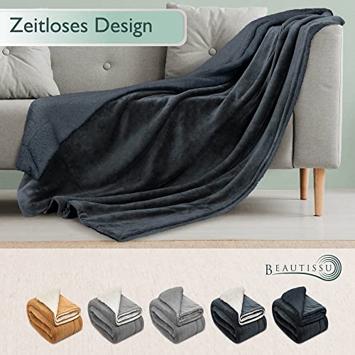 Beautissu Sherpa Decke Wohndecke Kuscheldecke 220x240cm Anthrazit – Warme & Dicke Winterdecke Fleecedecke Lammfell-Optik – Flauschige XL Kuscheldecke Sofa Überwurf Couch Decke – Alina