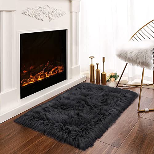 Latepis Teppich Kunstfell Schwarz Flauschig Klein für Schlafzimmer Wohnzimmer Sofa Deko 60x90 cm Bettvorleger Waschbarer Teppich Hochflor Shaggy Teppich