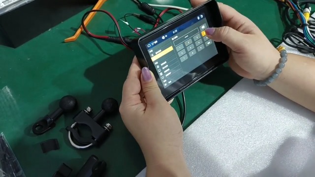 Écran Moto 8,1" Avec CarPlay & Android Auto Sans Fil | Étanche IP68 | Navigation Tactile & Musique Bluetooth