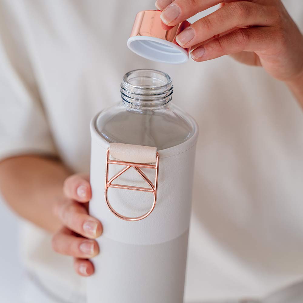 EQUA Glas-Wasserflasche 750 Ml Mit Kunstleder-Hülle – BPA-frei, Auslaufsicher, Für Heiß & Kalt