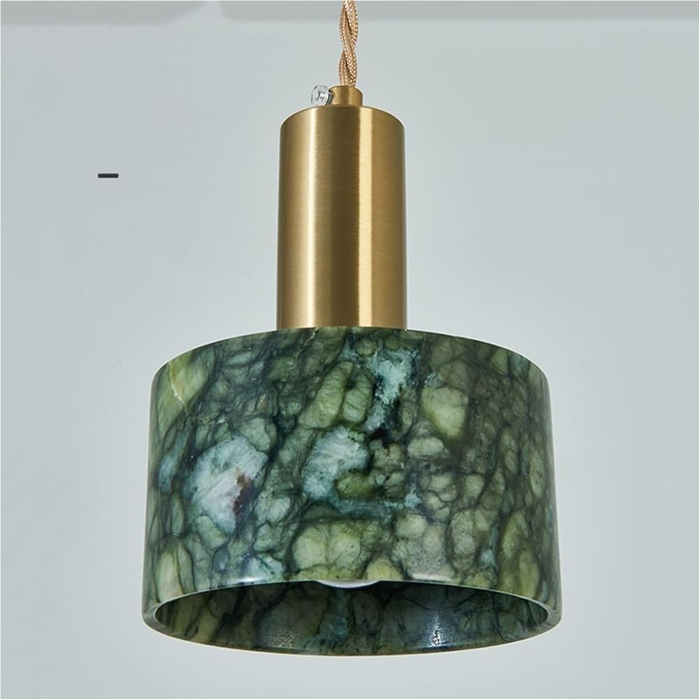 Couloir sombre résolu grâce au mini lustre de chevet moderne en verre et marbre
