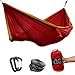 Produktbild HÄNG® Camping Hängematte Outdoor aus Nylon Fallschirmseide für 2 Personen - 300 x 170cm Mobile Ultra-Leicht Atmungsaktiv Hammock - Belastbar bis 200kg inkl. Aufhängung zum Mitnehmen (Bordeaux/Gold)