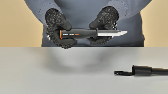 Cutter Métal Professionnel 18 mm FISKARS - La Poste