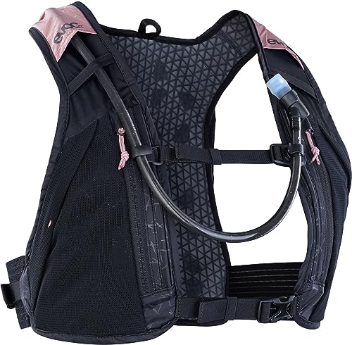 Capacità versatile: nonostante il profilo sottile, il gilet offre spazio per una sacca idrica da 1,5 litri, provviste e persino una giacca impermeabile. Il sistema di compressione mantiene il volume compatto e consente una distribuzione ottimale del peso.