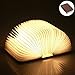 Produktbild Yuanj LED Buchlampe Faltbar, Hölzerne Buch Lampe, USB Aufladbare Buchlampen, Tragbare Stimmungsbeleuchtung Licht/Dekorative Lampen/Nachtlicht, Geschenk für Frauen/Eltern/Kinder (880mAh/warmweiß Licht)