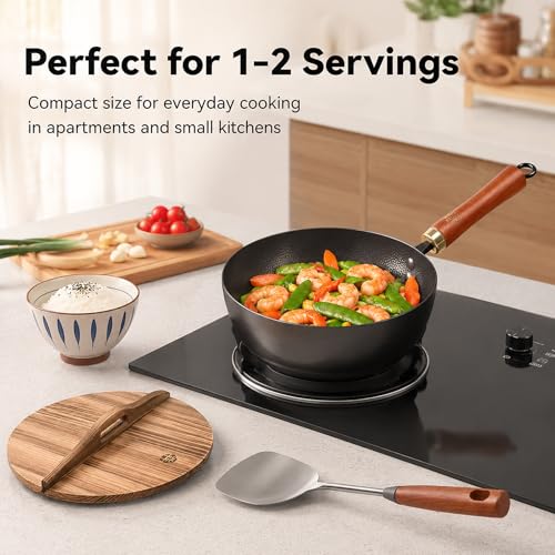 WANGYUANJI 8.7-Inch Carbon Steel Mini Wok, Flat Bottom Small Stir Fry Pan for 1–2 Servings, Uncoated Textured Wok for Gas, Electric, Ceramic & Induction Stoves, with Lid & Spatula