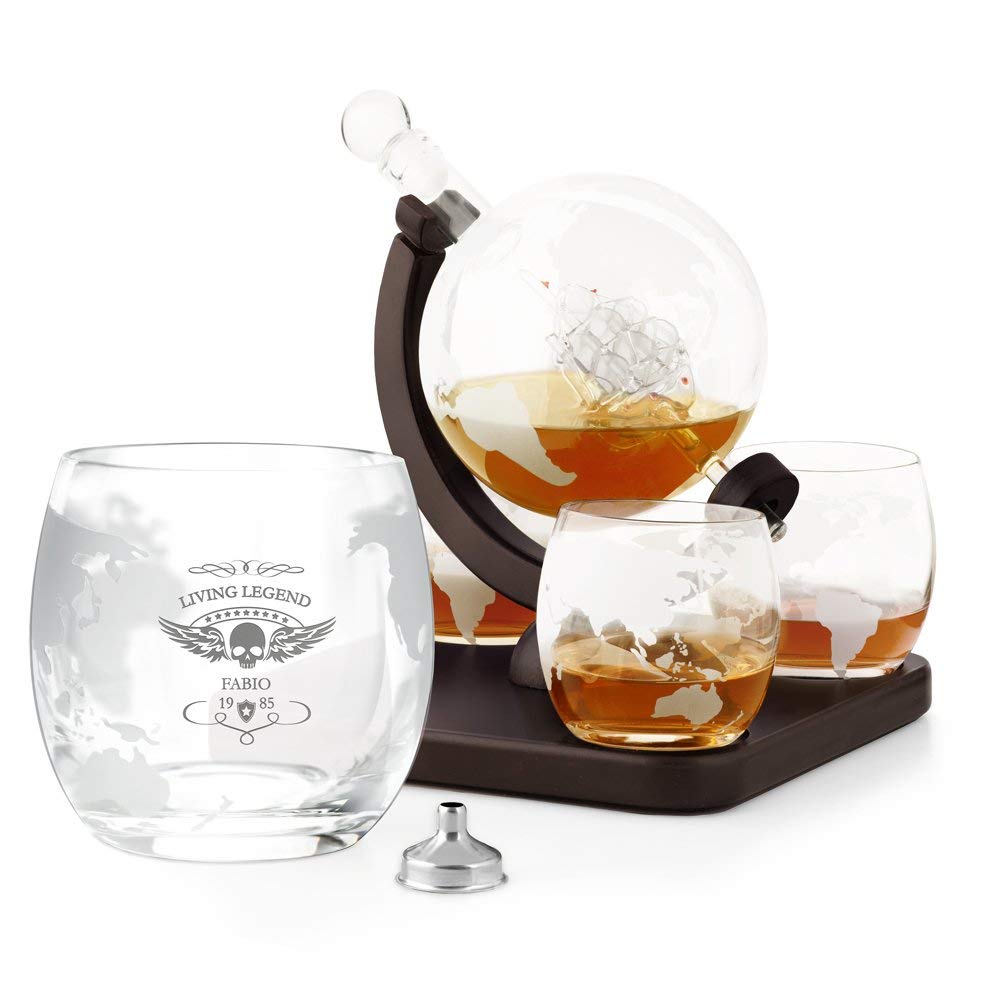 Maverton Decanter per Whisky in vetro - incisione personalizzata - Caraffa a forma di mappamondo da 850 ml + 4 Set bicchieri whisky - idea regalo per l’uomo - whiskey