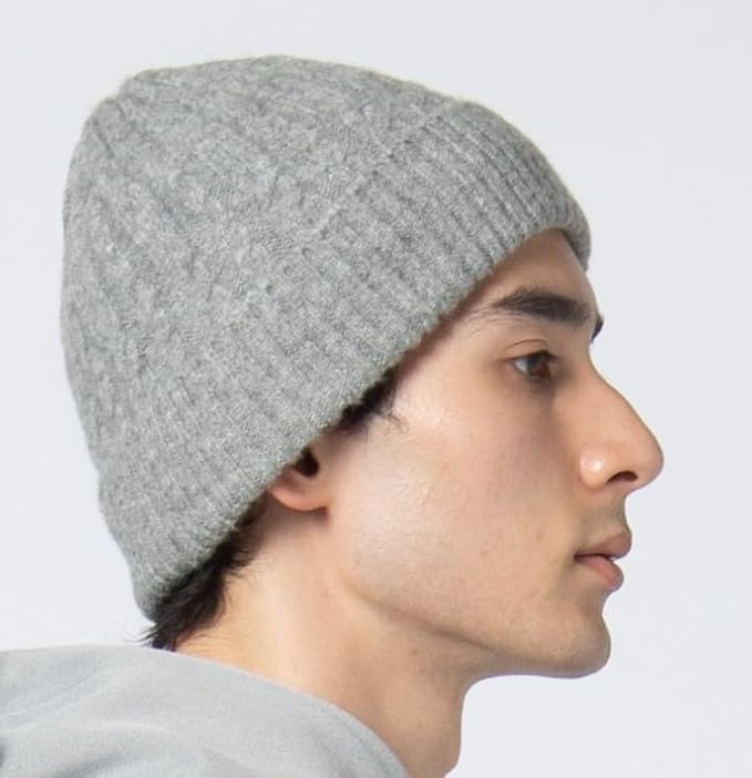 ニット帽から耳を半分隠す