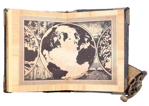 Ciondolo a forma di cuore su un diario in pelle