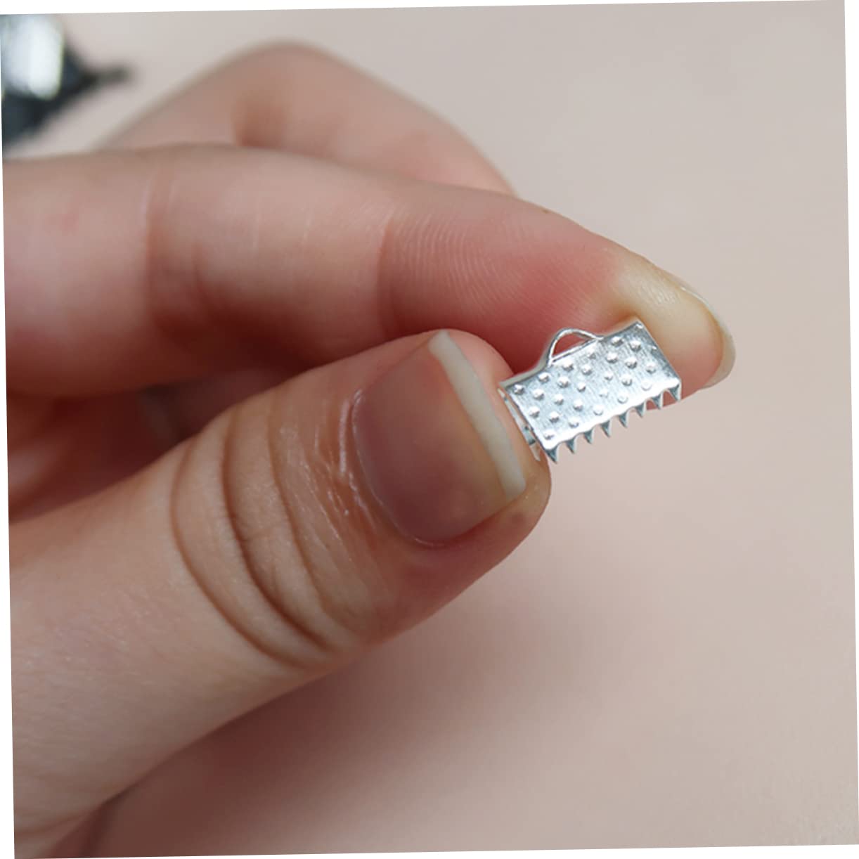 PHENOFICE 100pcs 2.5cm Metal Jewelry Crimps Semicircular Plated Ribbon Ends Clasps Textured Crimp End Clamps for DIY Choker Necklaces Bracelets