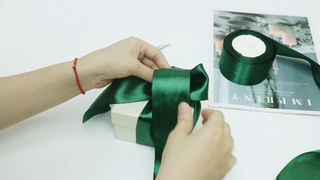 CLUEWR - Ruban Satin Vert Lac 3,8 Cm X 45,7 M - Pour Emballage, Mariage Et Déco - Ne S'effiloche Pas