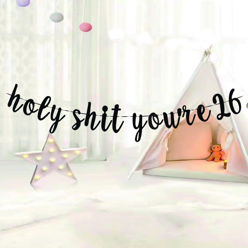 Banner „Holy Shit You‘re 26“ – Lustige Geburtstagsdeko – 16 Buchstaben – Mit 3 M Band – Für 26. Geburtstag – Schwarz