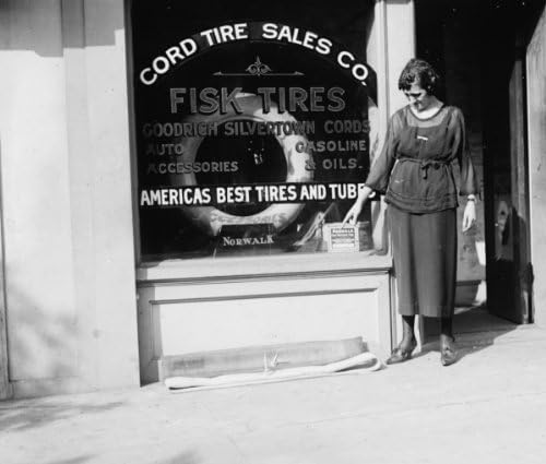 1920 photo Norwalk tire test Vintage Black & White Photograph a1