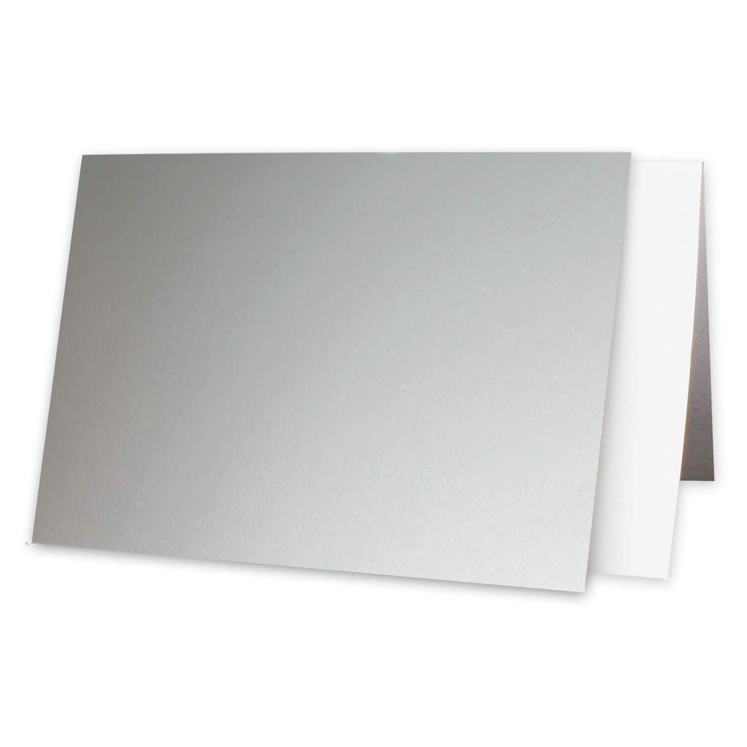 Set di 150 biglietti di auguri in argento metallizzato, formato DIN A6, con foglio interno bianco e busta DIN C6 con fodera in seta bianca.