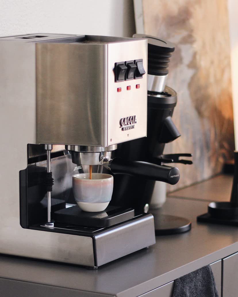 Normcore Portafiltro sin fondo para Gaggia Classic Pro de 58 mm con cesta de filtro de 2 tazas, portafiltros de acero inoxidable sin fondo con mango de aluminio para Gaggia Classic con colador