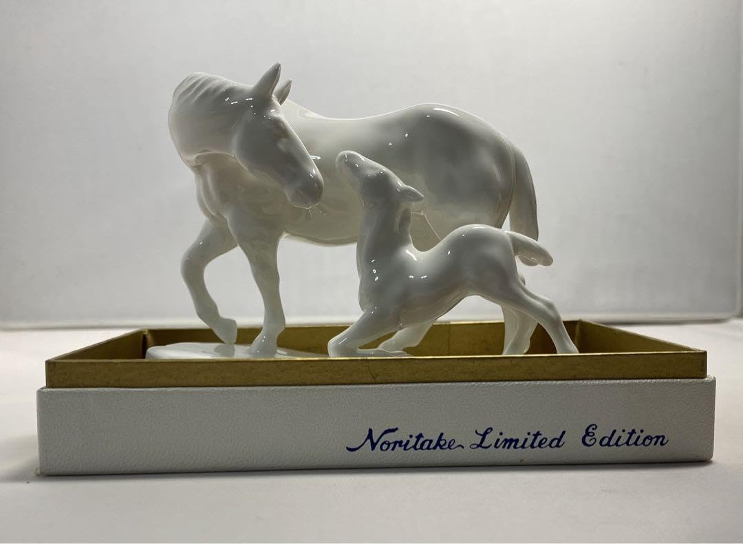 「子に寄り添う白馬親子」の置物（Noritake陶器、ビンテージ品） Amazon.co.jp: Noritake オールドノリタケ 馬の親子 白磁 陶器