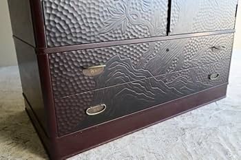 鎌倉彫洋服箪笥　木彫り Amazon.co.jp: ほぼ佐藤恵仙作 鎌倉彫 心彫 桐箪笥 漆塗り 衣装 洋服